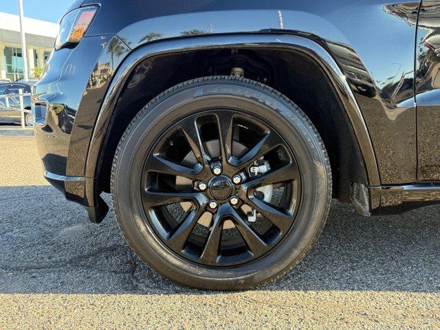 Photo of 2018 Diamond Black Crystal Pearlcoat Jeep Grand Cherokee