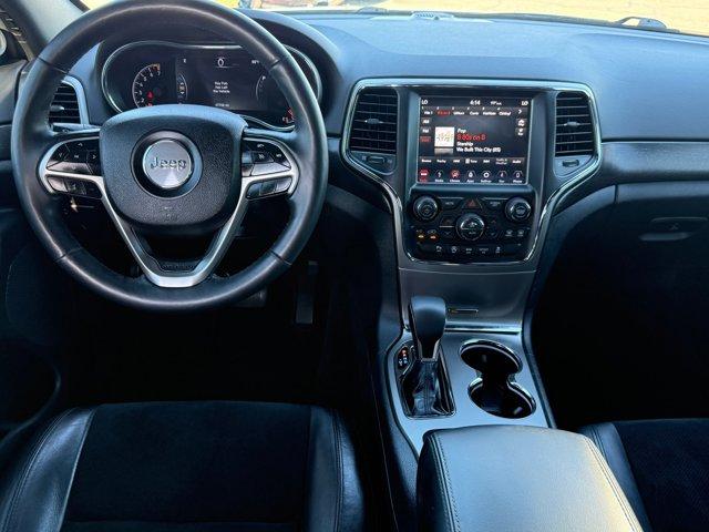 Photo of 2018 Diamond Black Crystal Pearlcoat Jeep Grand Cherokee