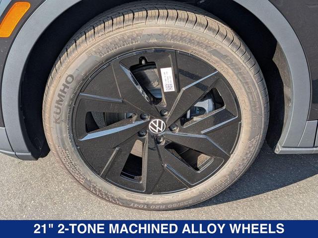 Photo of 2025 deep black pearl Volkswagen ID.4