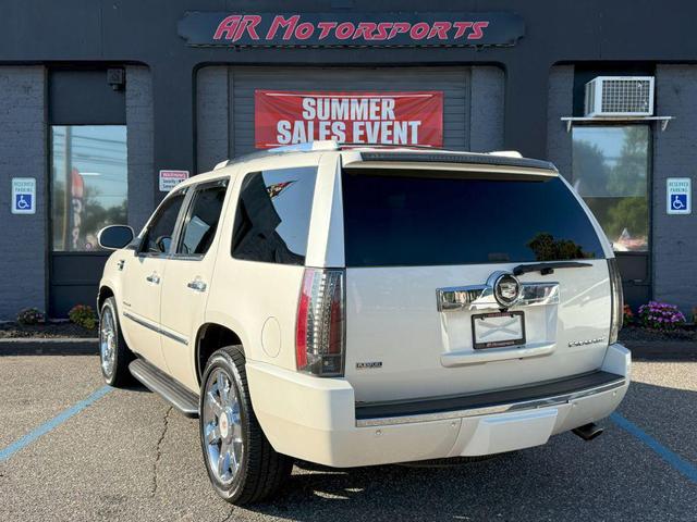 Photo of 2009 White Diamond Tricoat Cadillac Escalade