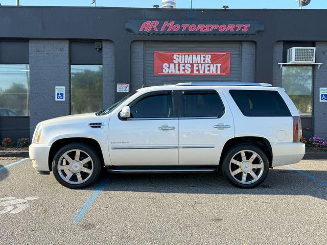 Photo of 2009 White Diamond Tricoat Cadillac Escalade