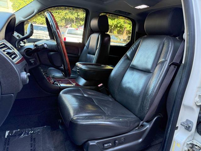 Photo of 2009 White Diamond Tricoat Cadillac Escalade