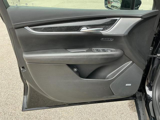 Photo of 2021 Stellar Black Metallic Cadillac XT5