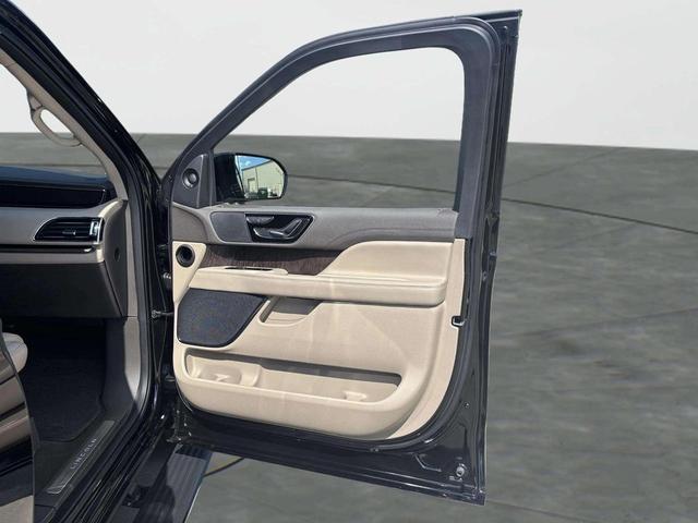 Photo of 2024 Infinite Black Metallic Clearcoat Lincoln Navigator