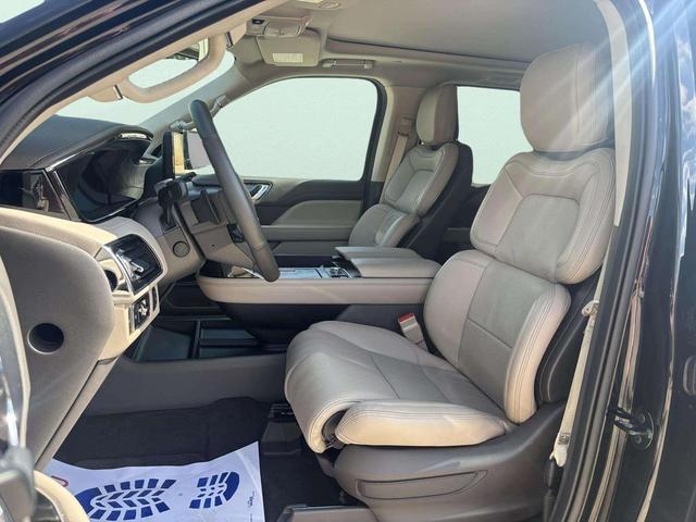 Photo of 2024 Infinite Black Metallic Clearcoat Lincoln Navigator