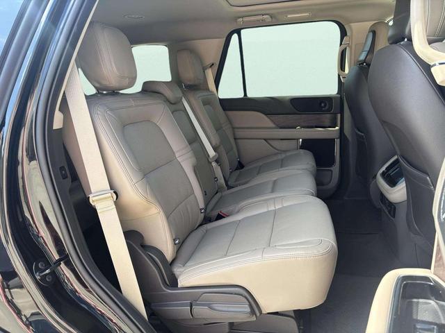 Photo of 2024 Infinite Black Metallic Clearcoat Lincoln Navigator