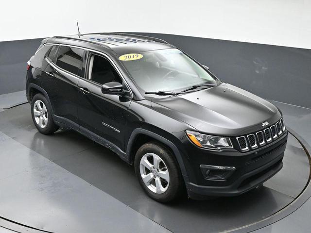Photo of 2019 Diamond Black Crystal Pearlcoat Jeep Compass