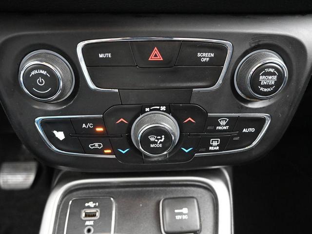 Photo of 2019 Diamond Black Crystal Pearlcoat Jeep Compass