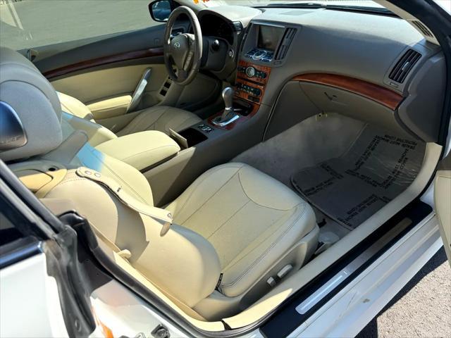 Photo of 2009 Moonlight White INFINITI G37