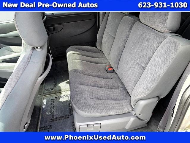 Photo of 2005 White Dodge Grand Caravan