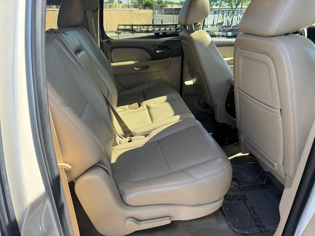 Photo of 2011 White Chevrolet Suburban