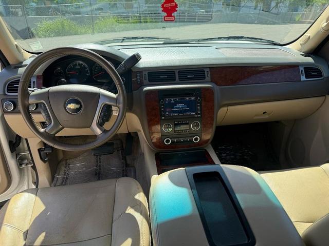 Photo of 2011 White Chevrolet Suburban