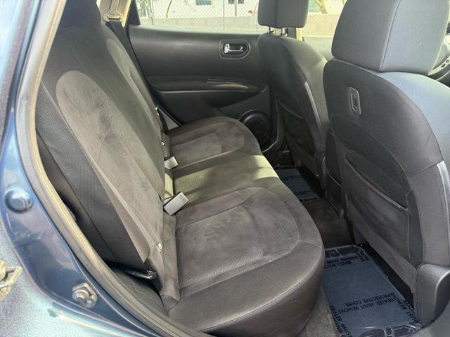 Photo of 2014 Blue Nissan Rogue Select
