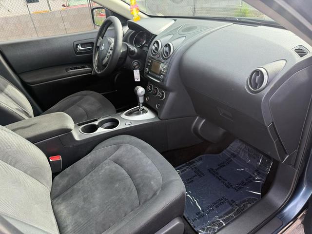 Photo of 2014 Blue Nissan Rogue Select