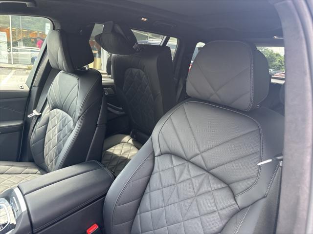 Photo of 2024 Mineral White Metallic BMW X7