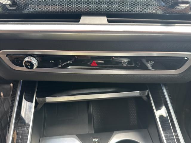 Photo of 2024 Mineral White Metallic BMW X7