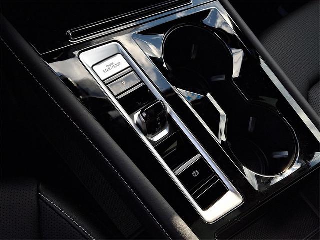 Photo of 2025 Opal White Pearl Volkswagen Atlas Cross Sport