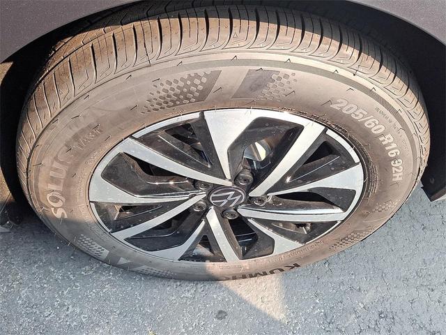 Photo of 2025 Platinum Gray Metallic Volkswagen Jetta