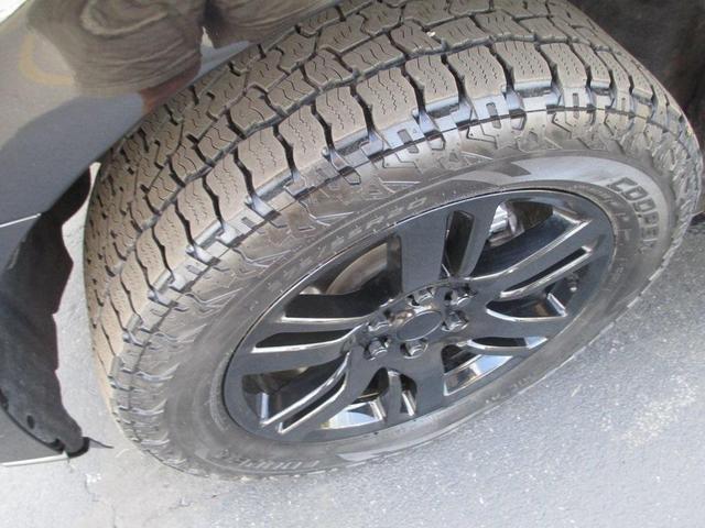 Photo of 2022 Agate Black Metallic Ford Expedition Max