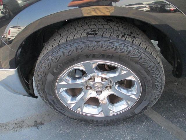 Photo of 2016 Brilliant Black Crystal Pearlcoat RAM 1500