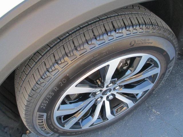 Photo of 2022 Star White Ford Explorer