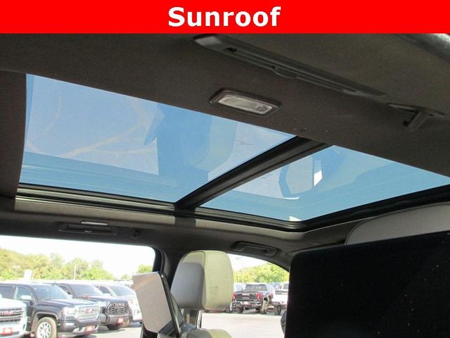Photo of 2021 White Frost Tri-Coat GMC Yukon XL