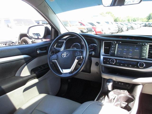 Photo of 2017 Blizzard Pearl Toyota Highlander