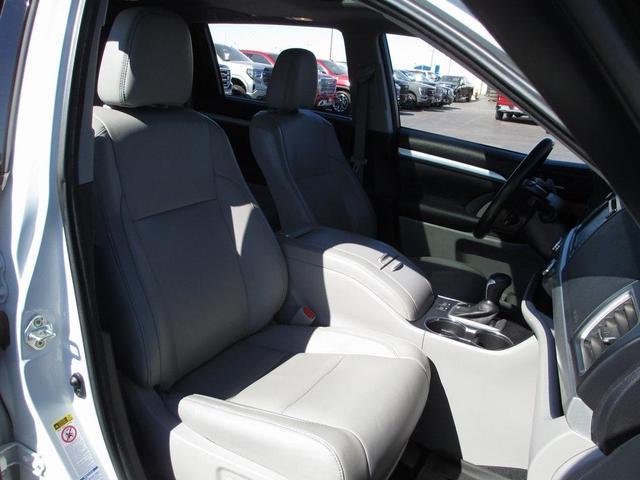 Photo of 2017 Blizzard Pearl Toyota Highlander