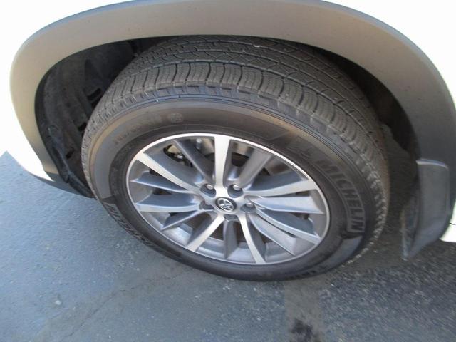 Photo of 2017 Blizzard Pearl Toyota Highlander