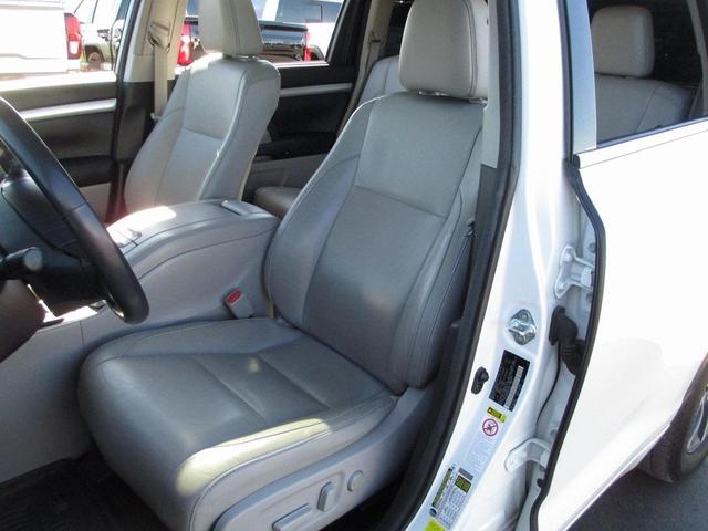 Photo of 2017 Blizzard Pearl Toyota Highlander