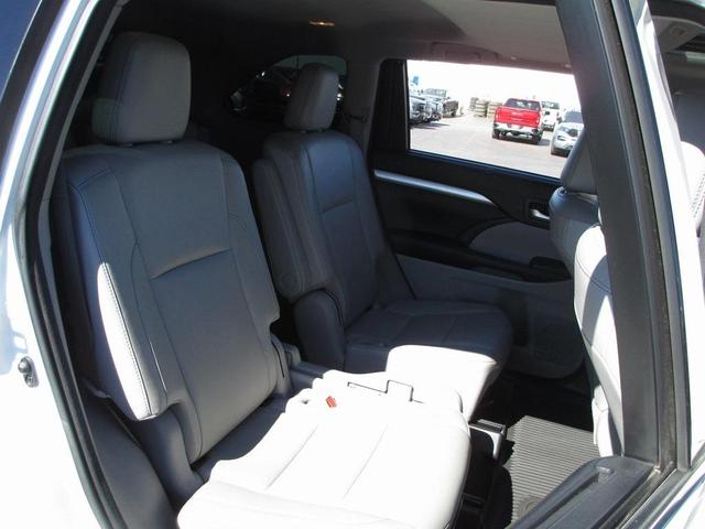 Photo of 2017 Blizzard Pearl Toyota Highlander