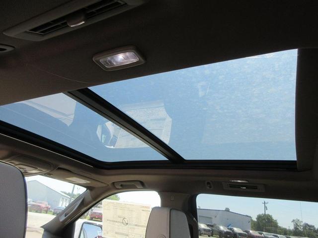 Photo of 2025 White Frost Tri-Coat GMC Yukon XL