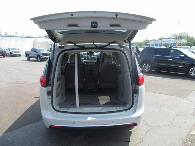 Photo of 2019 Luxury White Pearlcoat Chrysler Pacifica