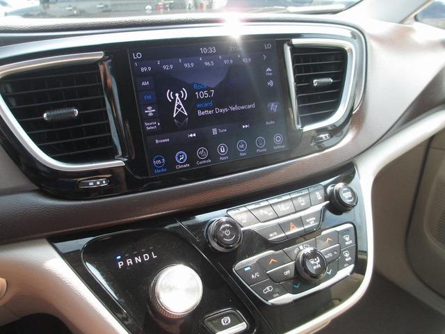 Photo of 2019 Luxury White Pearlcoat Chrysler Pacifica