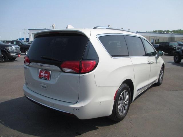 Photo of 2019 Luxury White Pearlcoat Chrysler Pacifica