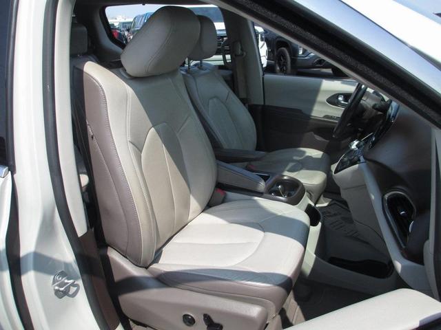 Photo of 2019 Luxury White Pearlcoat Chrysler Pacifica