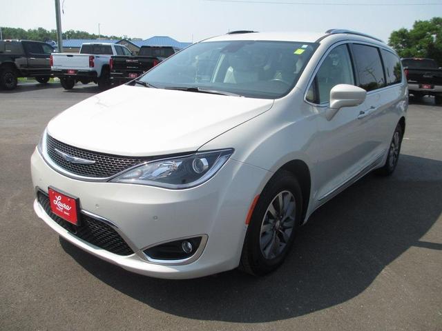 Photo of 2019 Luxury White Pearlcoat Chrysler Pacifica