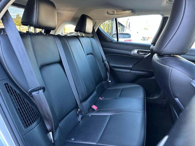 Photo of 2015 Silver Lexus CT 200h