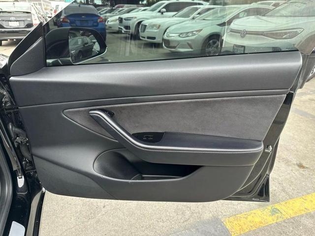 Photo of 2018 Black Tesla Model 3