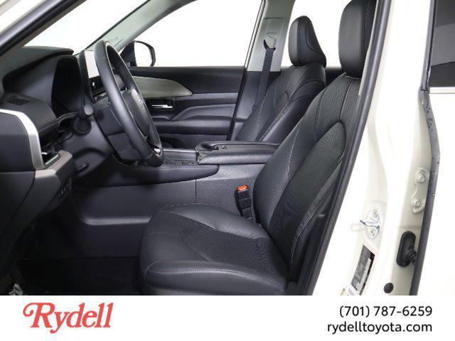 Photo of 2024 Coastal Cream Toyota Grand Highlander