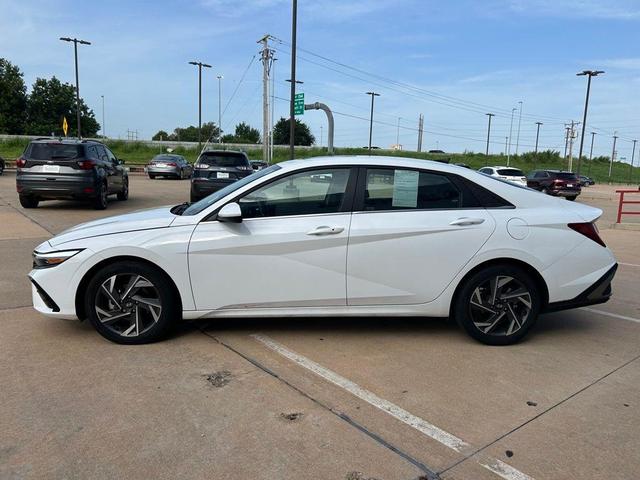 Photo of 2024 White Hyundai ELANTRA