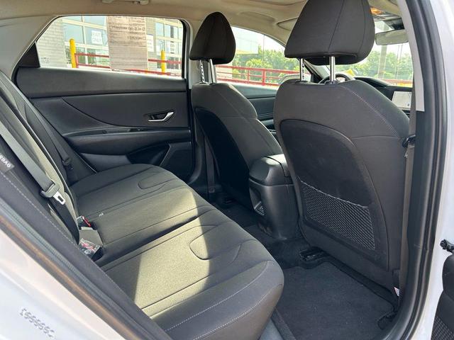 Photo of 2024 White Hyundai ELANTRA