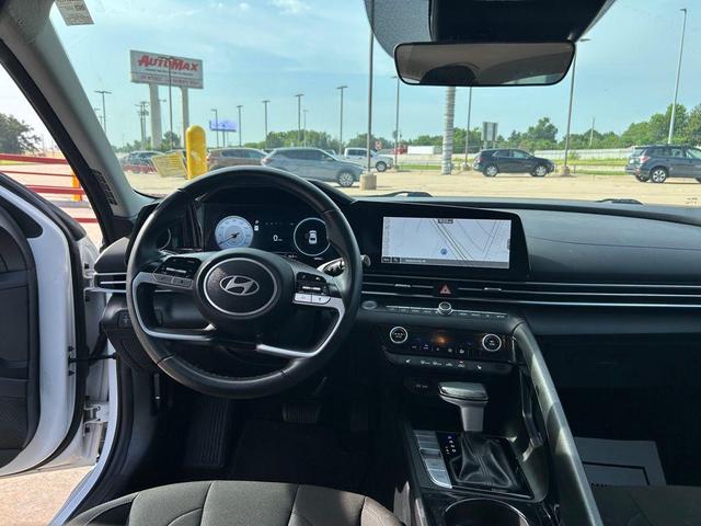 Photo of 2024 White Hyundai ELANTRA
