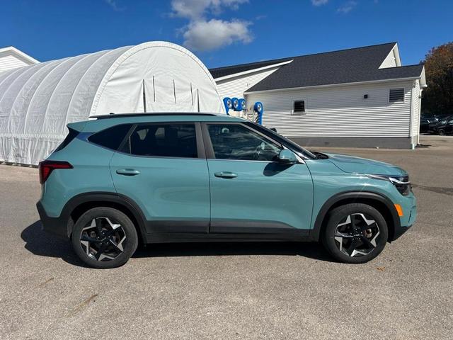 Photo of 2024 Blue Kia Seltos