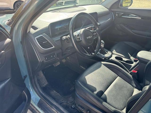Photo of 2024 Blue Kia Seltos
