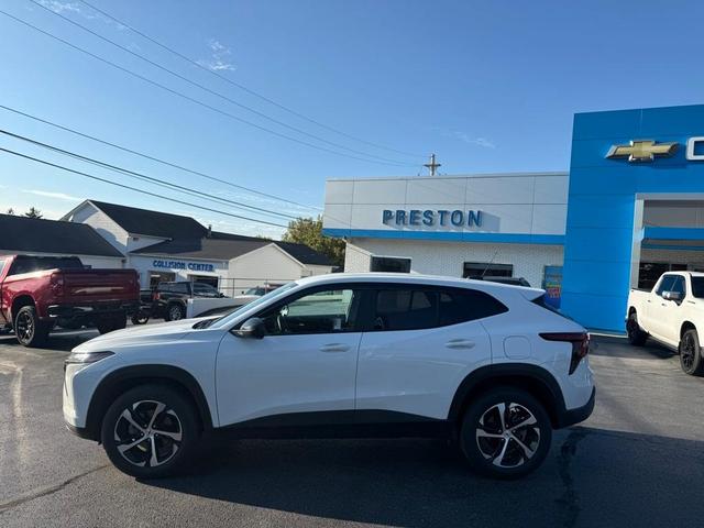Photo of 2024 Summit White Chevrolet Trax