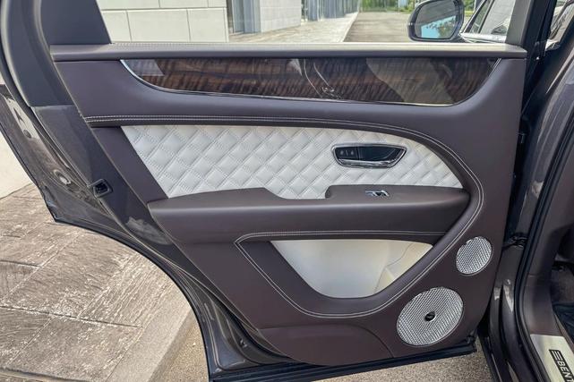 Photo of 2022 Magnetic Metallic Bentley Bentayga