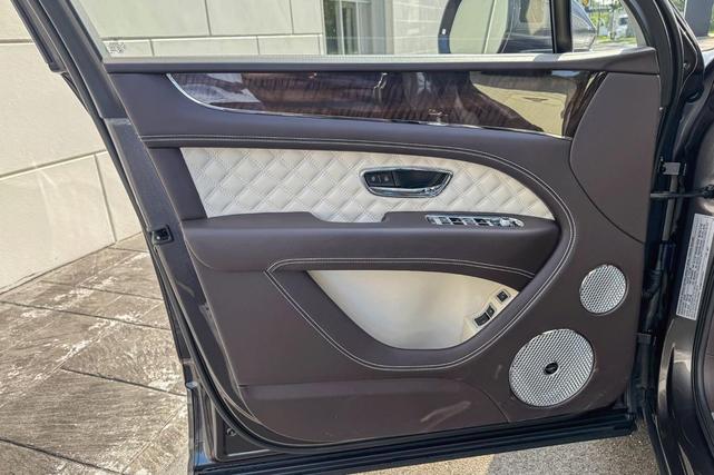 Photo of 2022 Magnetic Metallic Bentley Bentayga