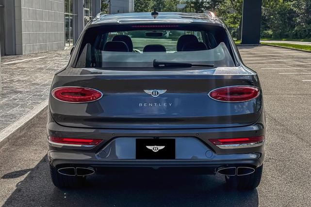 Photo of 2022 Magnetic Metallic Bentley Bentayga