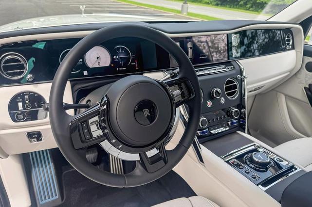 Photo of 2025 English White Rolls-Royce Cullinan